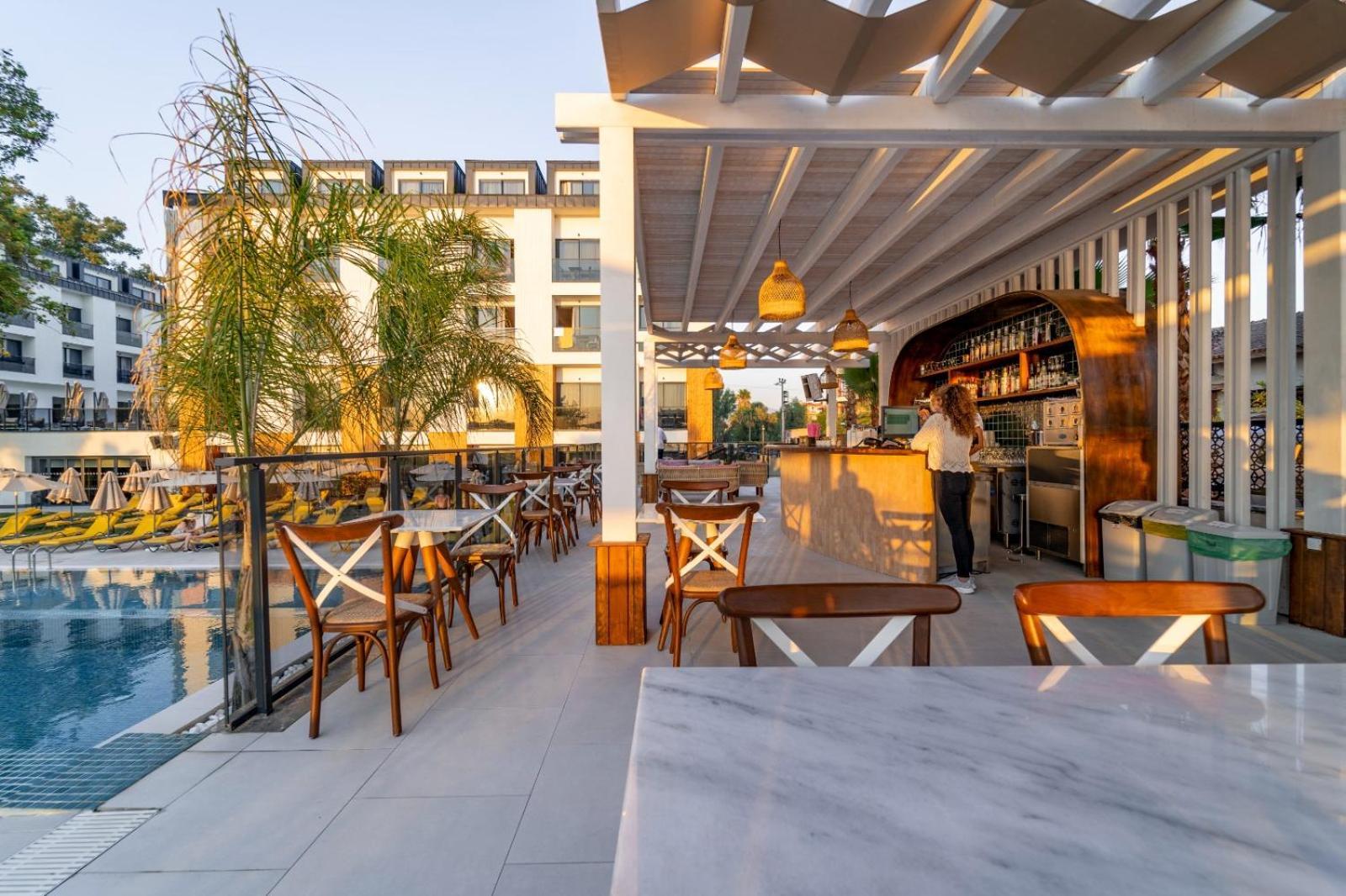 Sundia Exclusive By Liberty Fethiye Adults Only Hotel Exterior photo The pool bar at the hotel