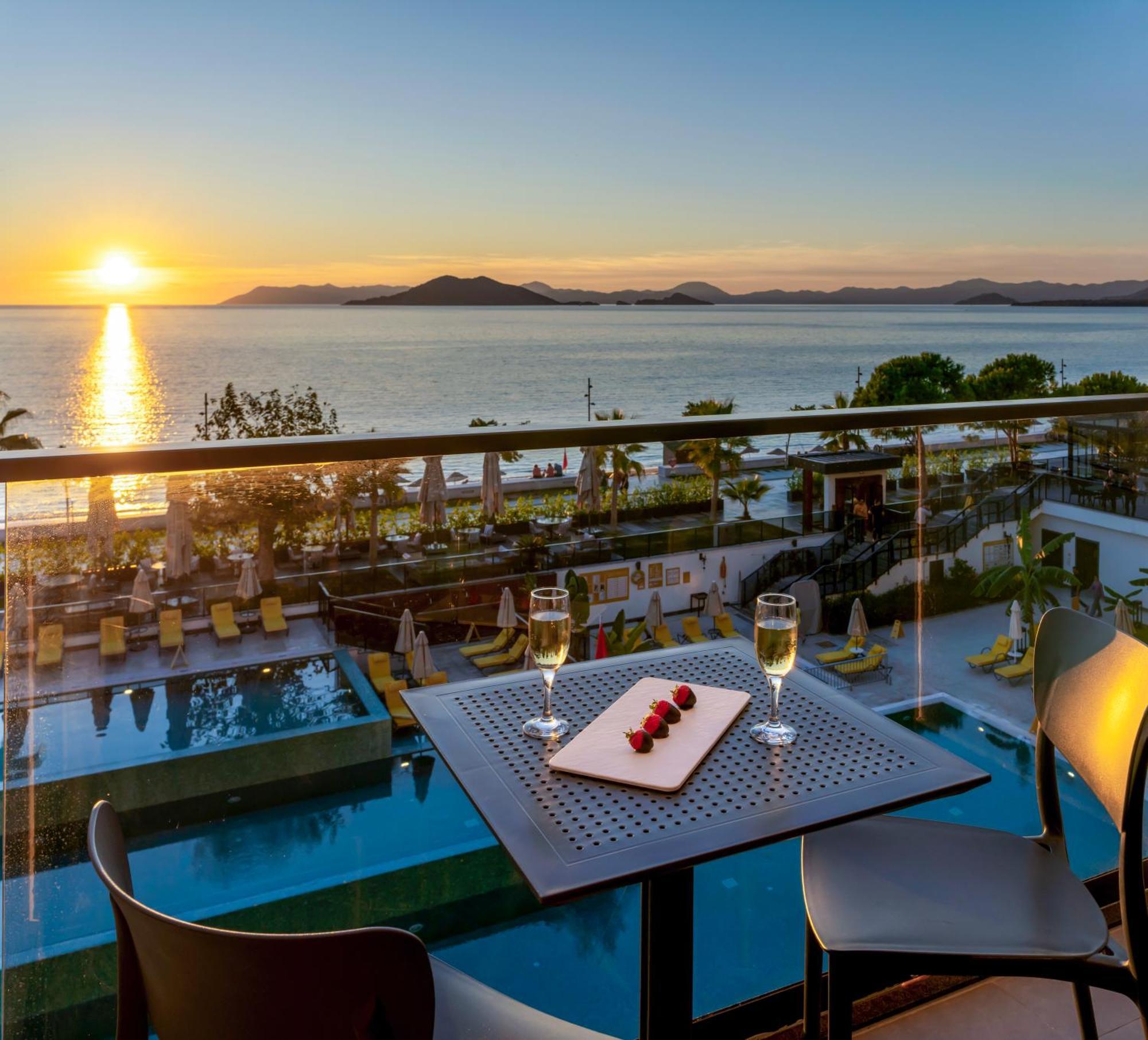 Sundia Exclusive By Liberty Fethiye Adults Only Hotel Exterior photo Sunset at the hotel